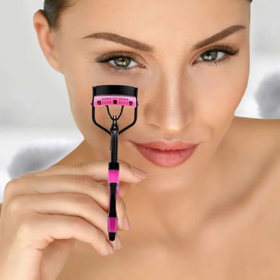 recourbe cils silicone rose – utilisation en gros plan – ylybeauty