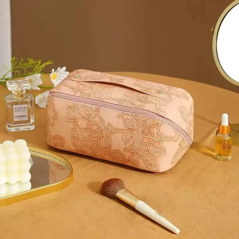 Trousse maquillage cuir PU floral embossé coloris rose poudré – accessoire beauté voyage