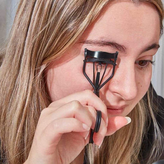 utilisation du recourbe cils curlpro résultat cils recourbés et volumisés